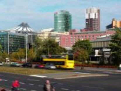 Una ciclov&iacute;a junto al carril de autobuses en Berl&iacute;n.