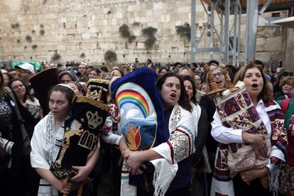 Mujeres israelíes del grupo religioso liberal 'Women of the Wall' (Mujeres del Muro) se manifiestan tras el rezo de los hombres en una sección del Muro de las Lamentaciones demandando igualdad de condiciones en el rezo para las mujeres, en Jerusalén (Israel).