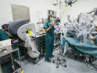 Varios médicos en un quirófano del Hospital de Málaga, asistidos por el robot Da Vinci. 