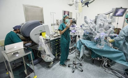 Varios médicos en un quirófano del Hospital de Málaga, asistidos por el robot Da Vinci. 