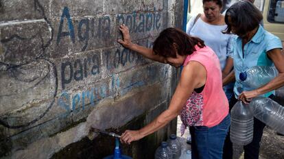 Un grupo de mujeres acude a una fuente de agua en San Juan de los Morros, en Venezuela.