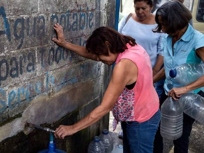 Un grupo de mujeres acude a una fuente de agua en San Juan de los Morros, en Venezuela.