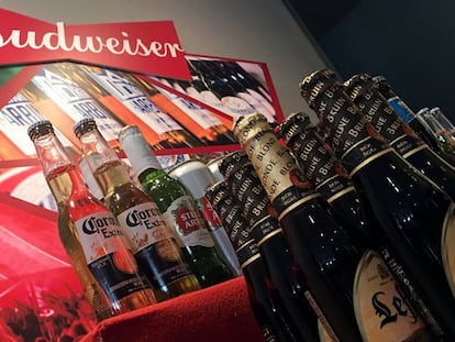 Botellas de algunas de las marcas de AB InBev en un evento en Hong Kong.