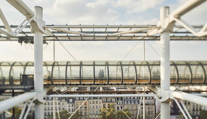 Una pareja camina por el tubo exterior del Centro Pompidou de París (Francia).