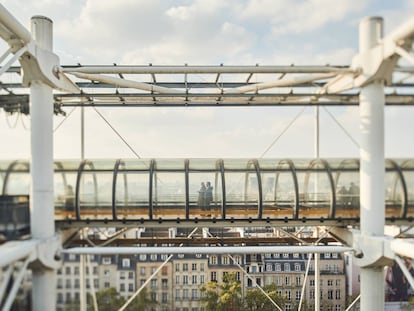 Una pareja camina por el tubo exterior del Centro Pompidou de París (Francia).