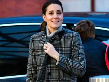 Kate Middleton llevando el abrigo de Zara.