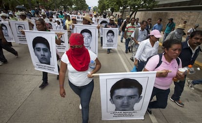 Los manifestantes llevan pancartas con las imágenes de los normalistas desaparecidos. La semana pasada, dos sicarios confesaron haber matado al menos a 17 de los estudiantes de Ayotzinapa. Los asesinos explicaron que fueron los policías locales compinchados con el crimen organizado que se los entregaron.
