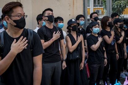 El Gobierno hongkonés defendió este miércoles que era "necesario" que la policía usara la "fuerza apropiada" para dispersar a los manifestantes a fin de "restaurar el orden social". En la imagen, estudiantes durante la concentración este miércoles en Hong Kong.