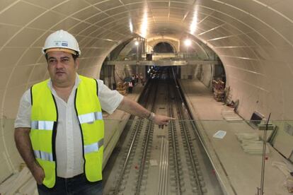 El portavoz del PSE en San Sebastián, Ernesto Gasco, visita unas obras del metro el pasado mes de agosto.