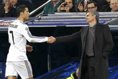 Mourinho felicita a Cristiano tras sustituirle.