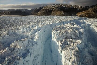 Una gran grieta se forma en el glaciar Helheim, el 22 de junio de 2018.