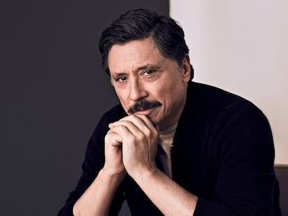 Carlos Bardem posa para ICON con chaqueta Gant y camiseta Pedro del Hierro.