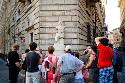 La escultura Pasquino, una de las denominadas estatuas parlantes, en Roma (Italia).