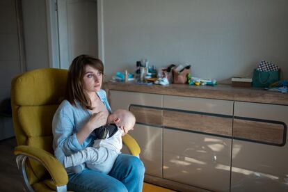 Yevheniya, de 29 años, da el pecho a su bebé de seis meses en Ucrania. Madre e hijo han vivido bombardeos y evacuaciones desde el ataque de Rusia a Ucrania, en febrero de este año. Entre el 1 y el 7 de agosto se celebra la Semana Mundial de la Lactancia Materna, cuyo lema este año es 'Impulsemos la lactancia materna: educar y apoyar'.. Durante estos días, la Organización Mundial de la Salud (OMS) y Unicef hacen un llamamiento a los gobiernos a fin de que asignen más recursos para proteger, promover y apoyar las políticas y los programas de lactancia materna, especialmente los que están dirigidos a las familias más vulnerables que viven en situaciones de emergencia.