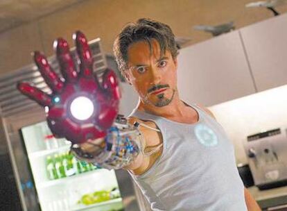 Robert Downey Jr. cableado: el actor, a punto de transformarse en Iron Man.