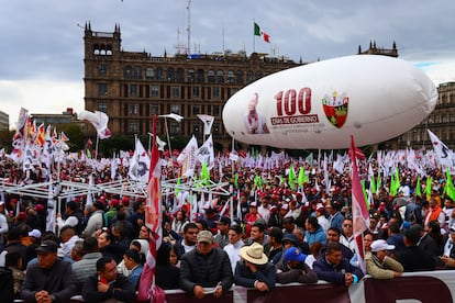 Un inflable se desplazaba por el Zócalo sobrevolando encima de la gente con la imagen de la presidenta. 