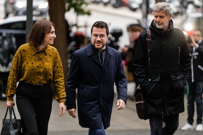 Pere Aragonès, a la llegada a la Ciudad de la Justicia junto a su jefa de gabinete, Helena Ricomà, y su abogado, Andreu Van den Eynde.