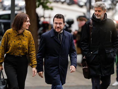 Pere Aragonès, a la llegada a la Ciudad de la Justicia junto a su jefa de gabinete, Helena Ricomà, y su abogado, Andreu Van den Eynde.