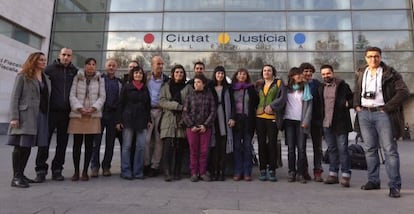 Los 16 activistas de Greenpeace y el fotoperiodista Pedro Armestre el primer d&iacute;a de juicio, el pasado 4 de diciembre.