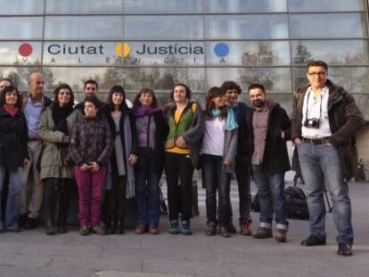 Los 16 activistas de Greenpeace y el fotoperiodista Pedro Armestre el primer d&iacute;a de juicio, el pasado 4 de diciembre.
