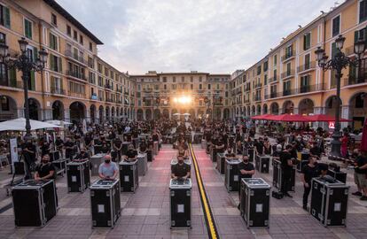 Trabajadores del mundo del espectáculo y de eventos en la concentración del movimiento Alerta Roja en septiembre de 2020 en la Plaza Mayor de Palma. Foto de Atienza (Efe).