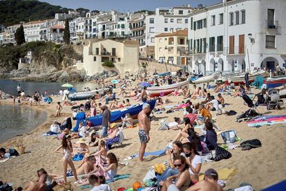 Una playa de Calella de Palafrugell este Viernes Santo.