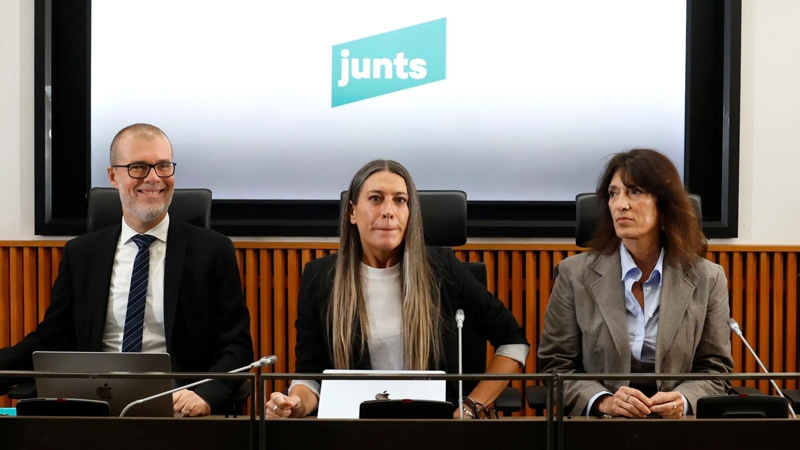 Míriam Nogueras junto a varios de diputados de Junts, en el Congreso, este jueves.
