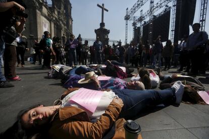 Activistas protestan contra la violencia de género afuera de la Catedral Metropolitana de la Ciudad de México.