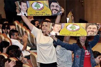 Miembros del sindicato sirio de periodistas sostienen carteles en favor de Hezbolá ayer en Damasco.