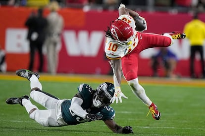 Pacheco supera un intento de tacleada de C. J. Gardner-Johnson durante la Super Bowl.