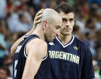 El argentino Ginobili (i) tras la derrota contra Estados Unidos