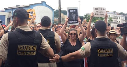 Ativistas protestam no porto de Santos no &uacute;ltimo domingo.