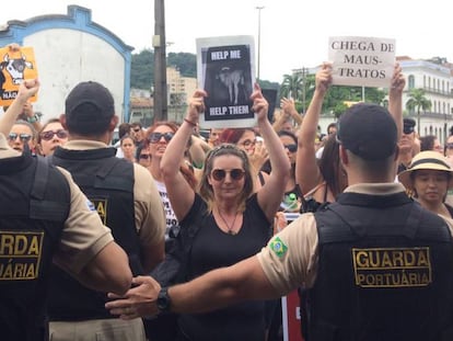 Ativistas protestam no porto de Santos no &uacute;ltimo domingo.