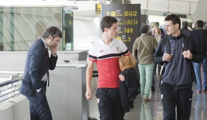 Urrutia, Herrera y Aduriz, en el aeropuerto de Loiu.