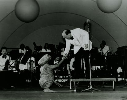 El compositor John Williams saluda en 1982 a E.T., el extraterrestre llevado a la pantalla por Steven Spielberg. Williams volvió al escenario del Hollywood Bowl en 2022.