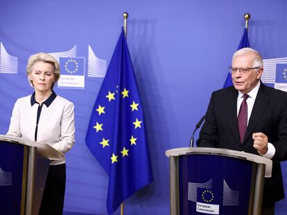 La presidenta de la Comisión Europea, Ursula von der Leyen y el jefe de la diplomacia europea, Josep Borrell, durante su comparecencia este jueves en Bruselas.