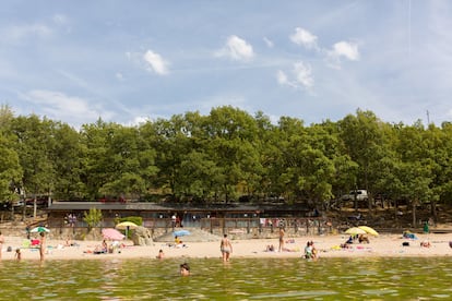 En Zamora está Sanabria, el mejor lago de origen glaciar de la Península Ibérica: alberga en su interior cinco playas (Rocas Negras, Custa Llargo, Los Enanos y Viquiella, El Folgoso y Viquiella).