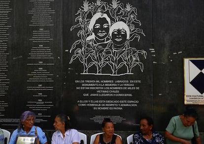 Mujeres salvadore&ntilde;as en el Monumento a la Memoria en San Salvador.