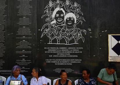 Mujeres salvadoreñas en el Monumento a la Memoria en San Salvador.