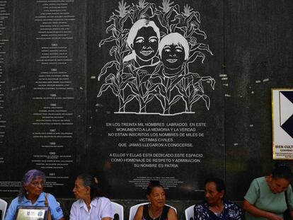 Mujeres salvadore&ntilde;as en el Monumento a la Memoria en San Salvador.