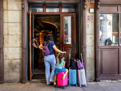 Una mujer y su hija con maletas en el centro de Madrid.