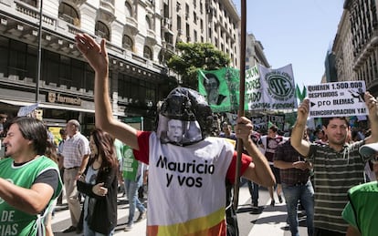 Trabajadores estatales agrupados en ATE marchan hacia Plaza de Mayo, en Buenos Aires, en protesta por los despidos