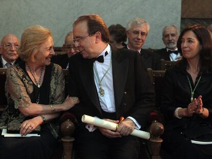 Pedro Álvarez de Miranda charla con Soledad Puértolas. A la derecha, Inés Fernández-Ordóñez.