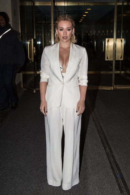 La cantante y actriz Hilary Duff acudió al programa televisivo 'Today Show' con un traje blanco, con una escotada camisa bajo la chaqueta.