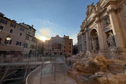 Últimos preparativos justo antes de la apertura de la pasarela en la Fontana de Trevi.