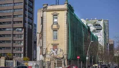 El edificio que debe acoger la Casa de les Lletres, en el 22@, cubierto por redes.