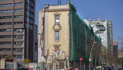 El edificio que debe acoger la Casa de les Lletres, en el 22@, cubierto por redes. 