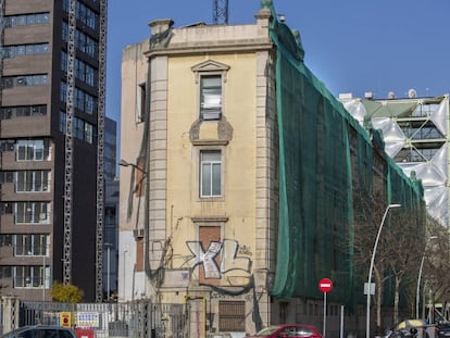 El edificio que debe acoger la Casa de les Lletres, en el 22@, cubierto por redes. 