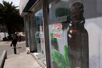 Un cartel anuncia medicina homeopática.