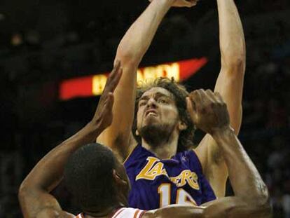 Gasol se dispone a encestar a pesar de la oposición de Blount.